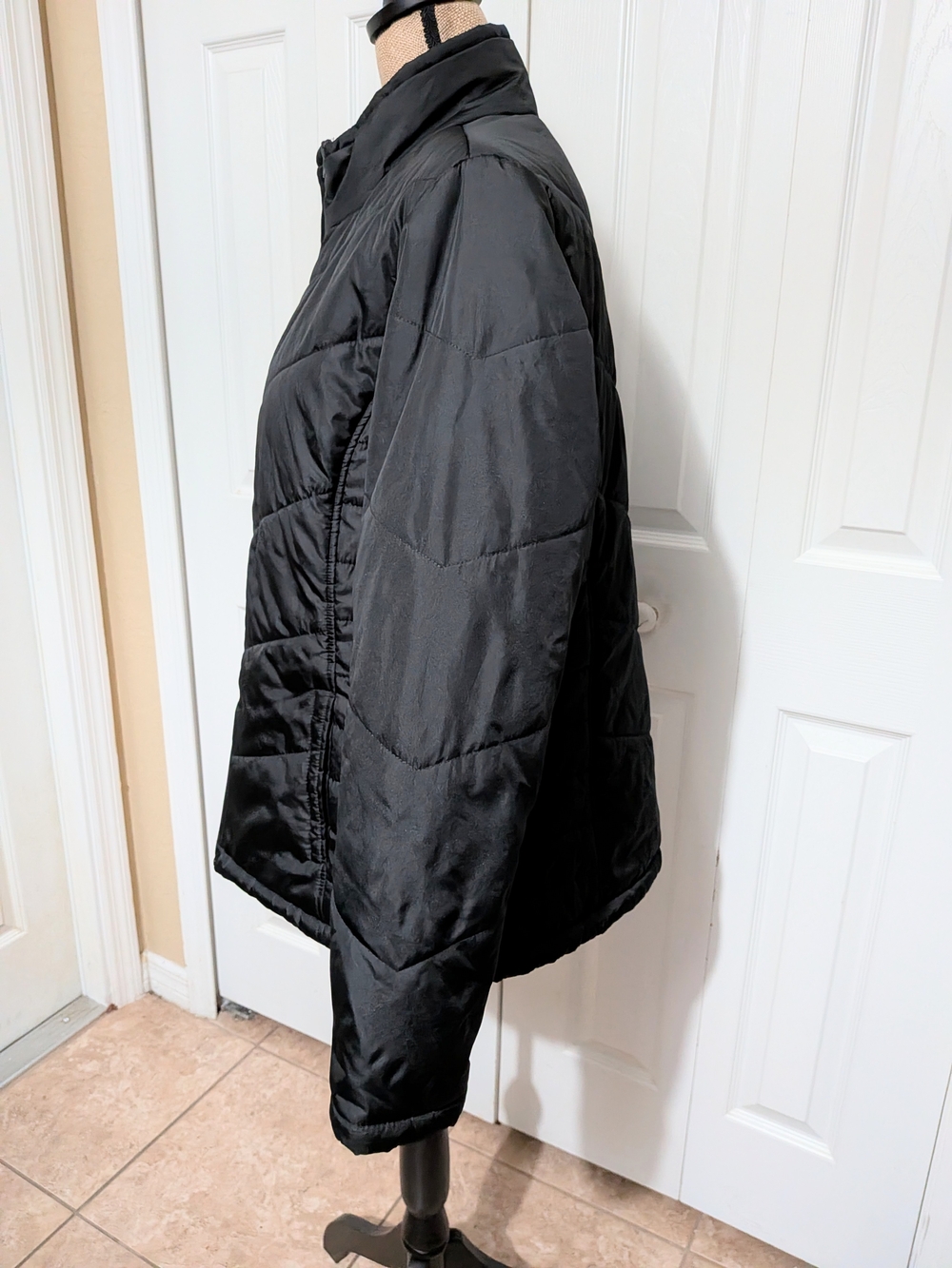 Black Women's Quilted Zip-Up Jacket - Picture 6 of 12